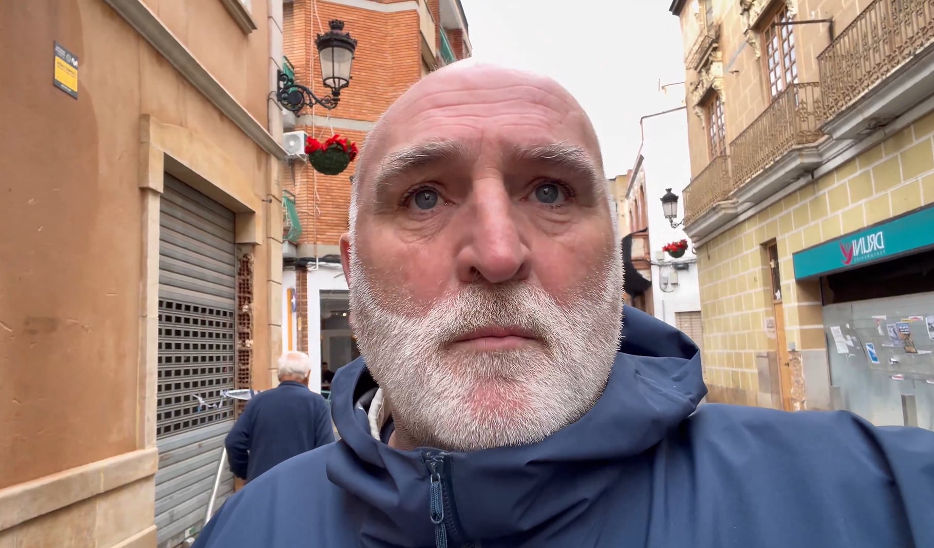 El chef José Andrés pasea por el centro de Paiporta más de un año después de la DANA.