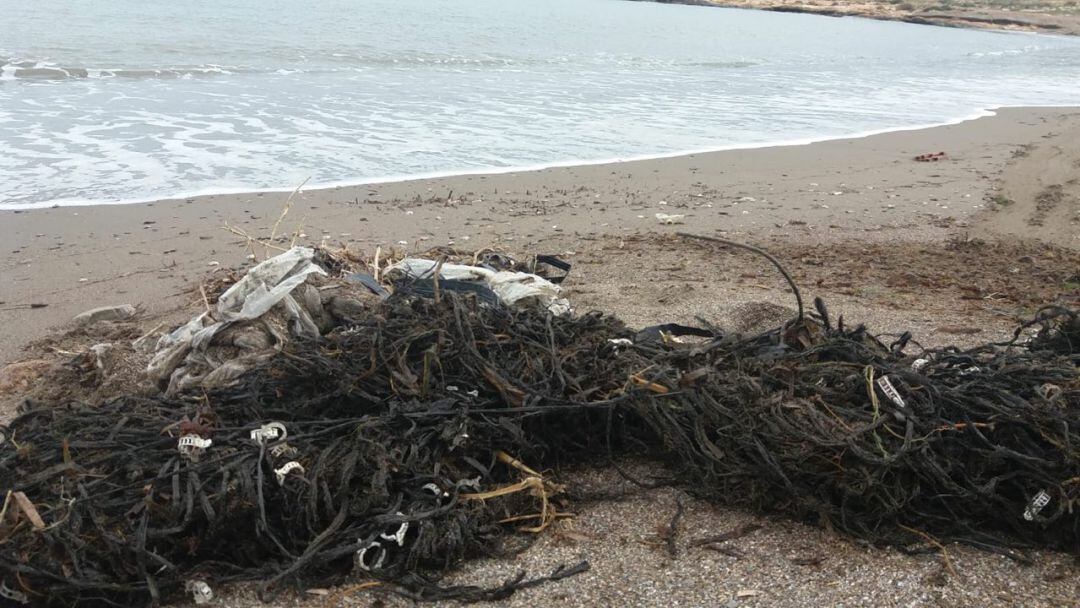 Imágenes de la playa del Rafal (Águilas) tras el último episodio de lluvias