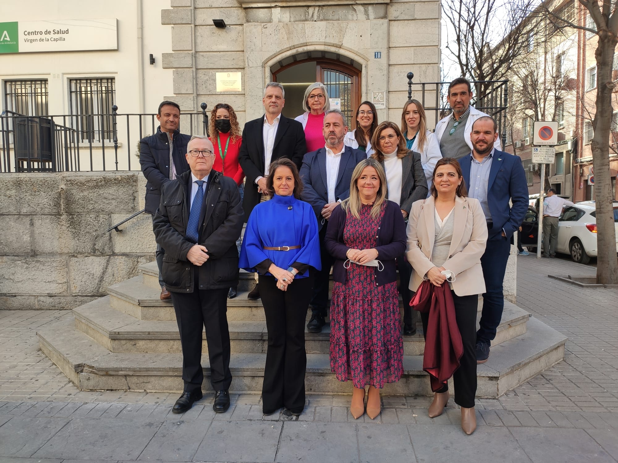 Personalidades de la Junta de Andalucía posan ante el Centro de Salud &#039;Virgen de la Capilla&#039; de Jaén