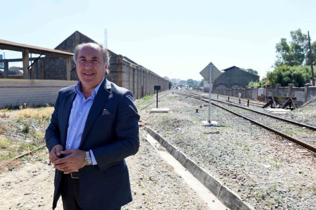 Landaluce junto al trazado ferroviario.