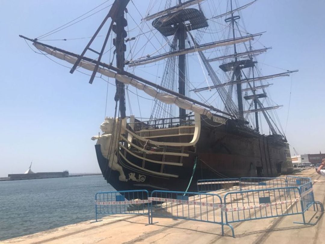 La réplica del Santísima Trinidad atracado y deteriorándose en el muelle 7 del Puerto de Alicante