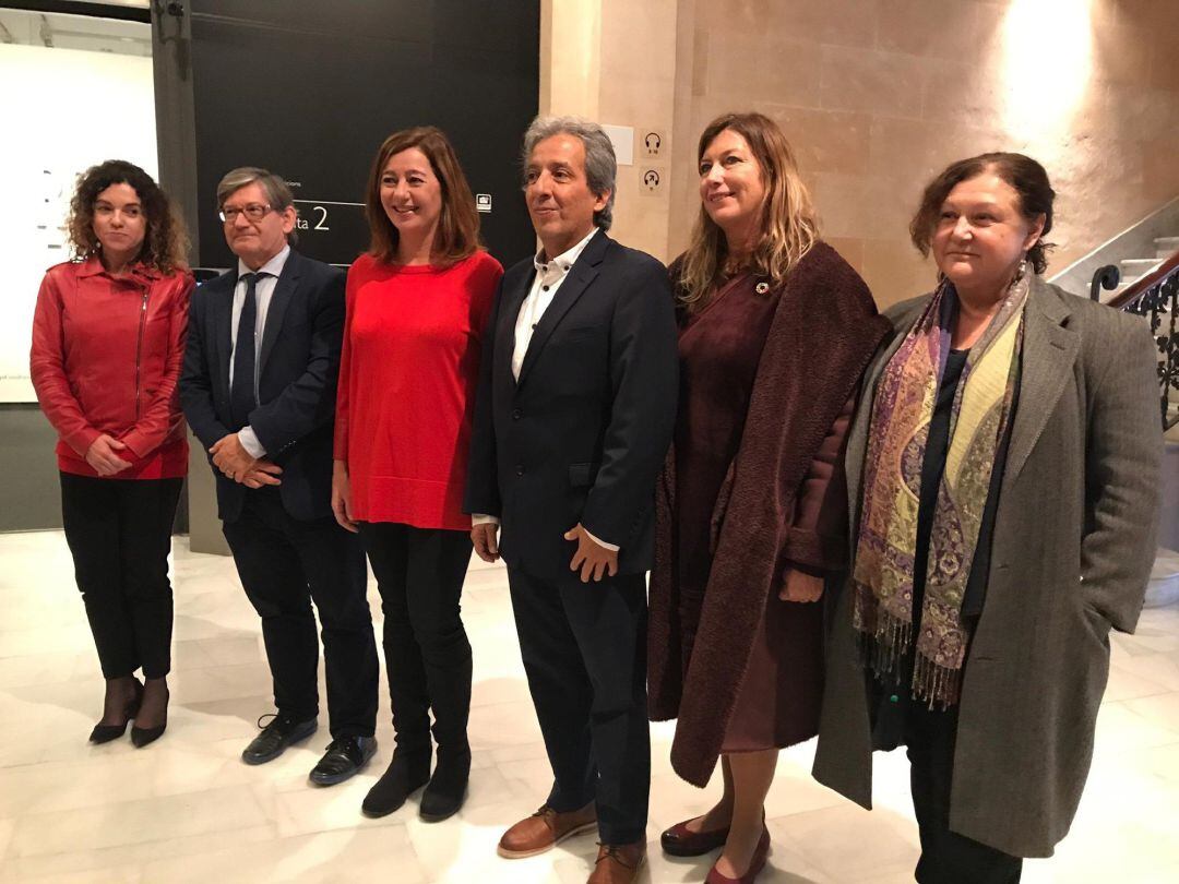 El responsable del programa internacional de Clima i Energia de WWF, Manuel Pulgar, y la presidenta del Govern, Francina Armengol, en el Caixaforum de Palma