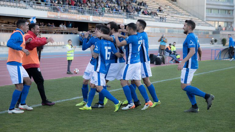 Jorge Herrero rodeado de sus compañeros celebrando un gol