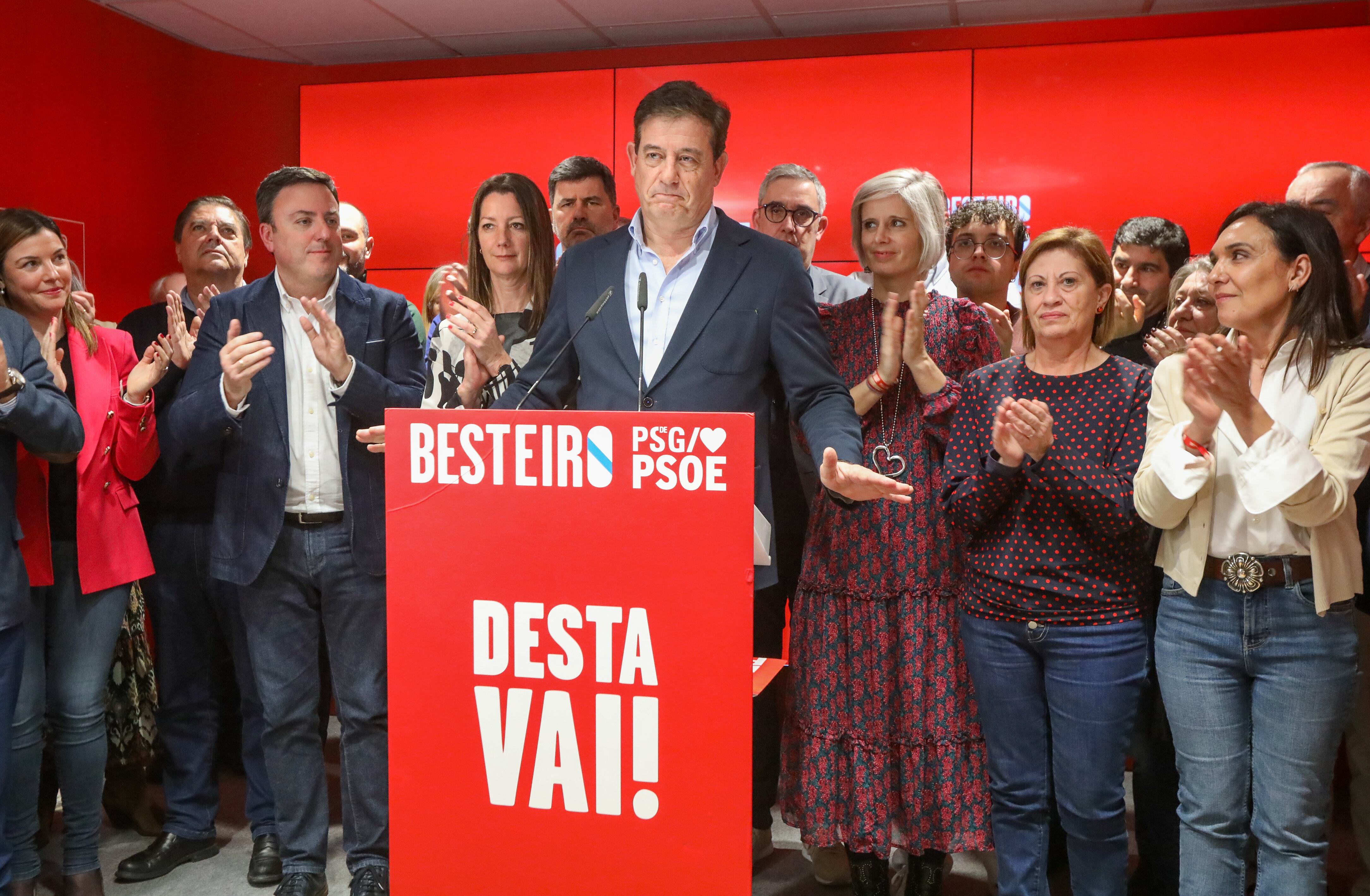 SANTIAGO DE COMPOSTELA, 18/02/2024.-El candidato a la presidencia de la Xunta de Galicia José Ramón Gómez Besteiro, durante su comparecencia tras conocer los resultados de las elecciones autonómicas gallegas, este domingo en Santiago de Compostela.- EFE/ Xoán Rey
