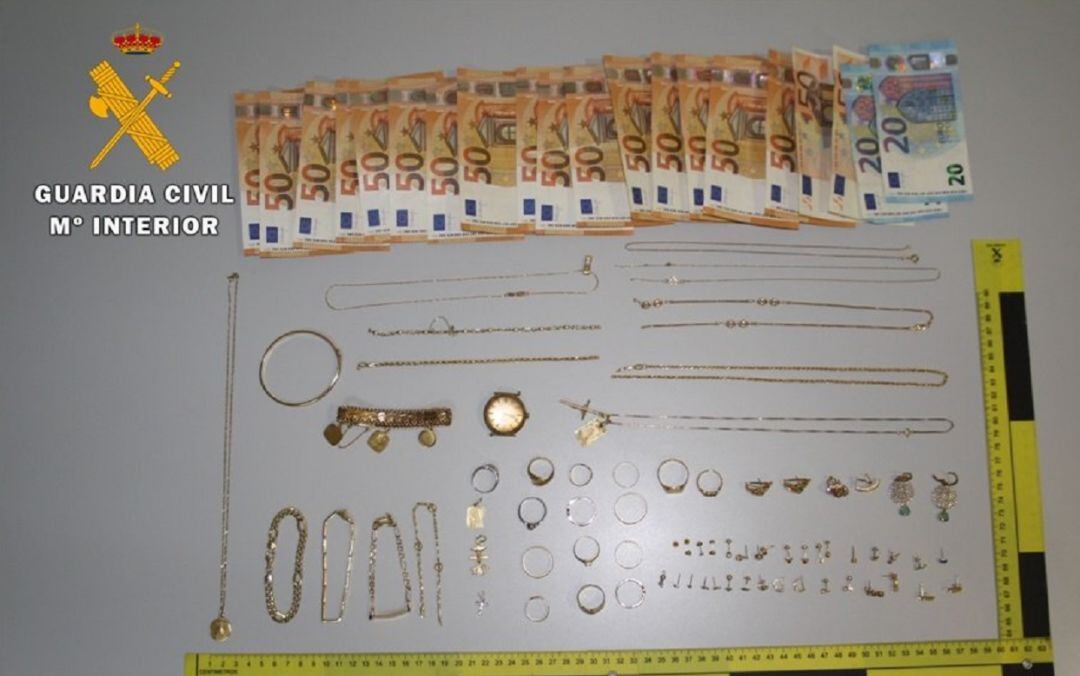 Objetos incautados por la Benemérita.