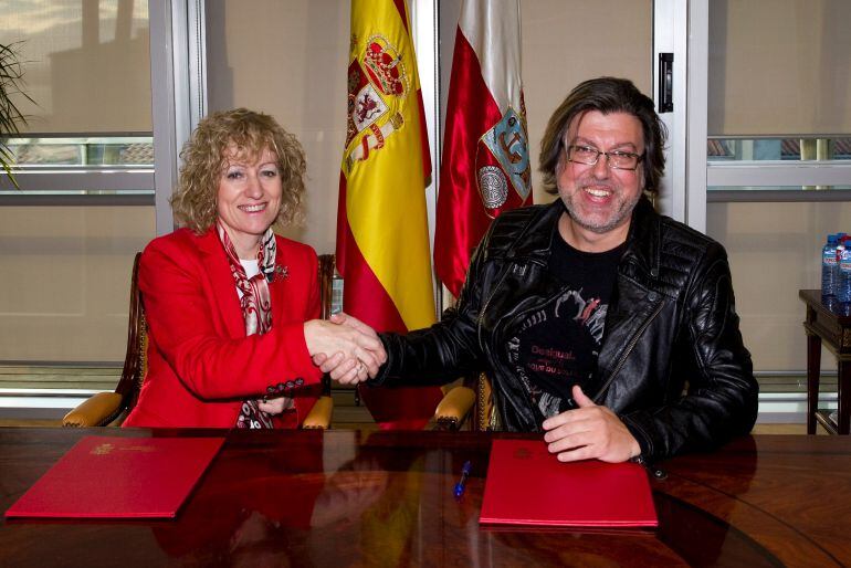 La vicepresidenta, Eva Díaz Tezanos, y el presidente de Cruz Roja Cantabria, Javier Fernández, firman el convenio
