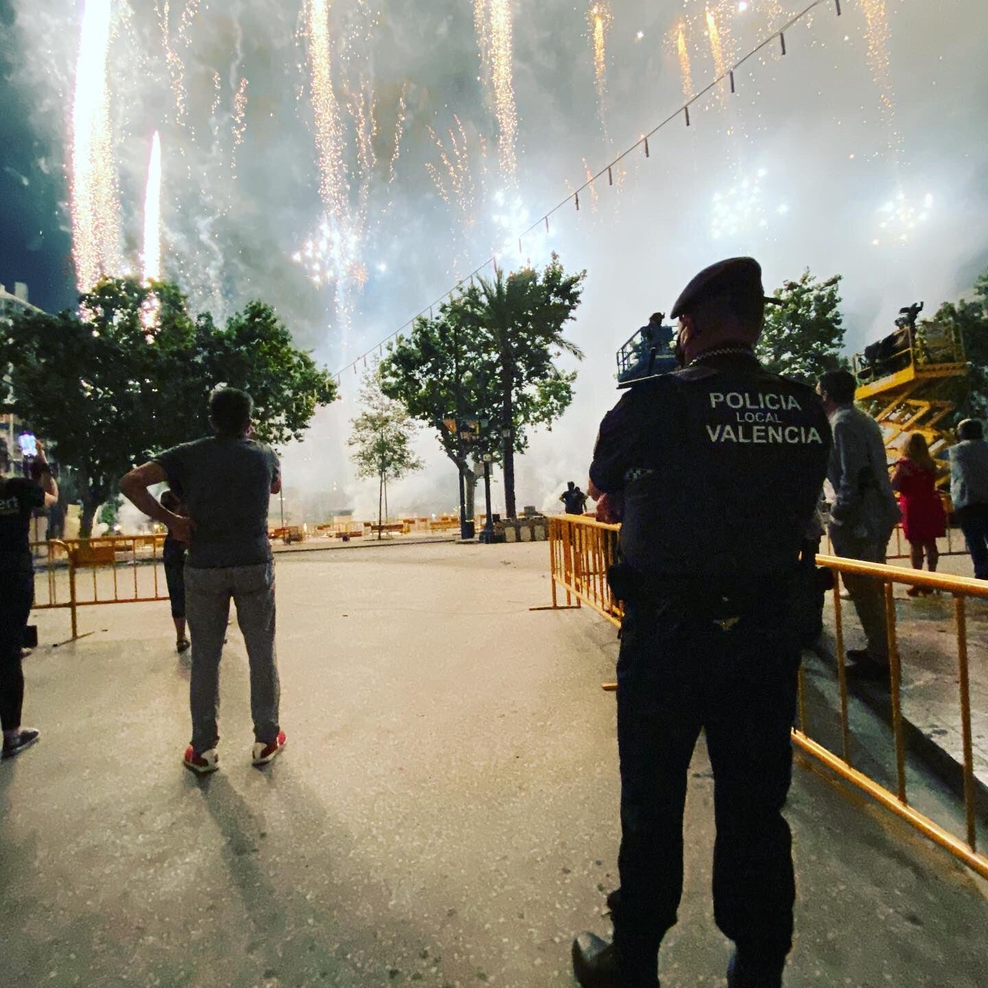 Agente durante un espectáculo pirotécnico de las Fallas de València