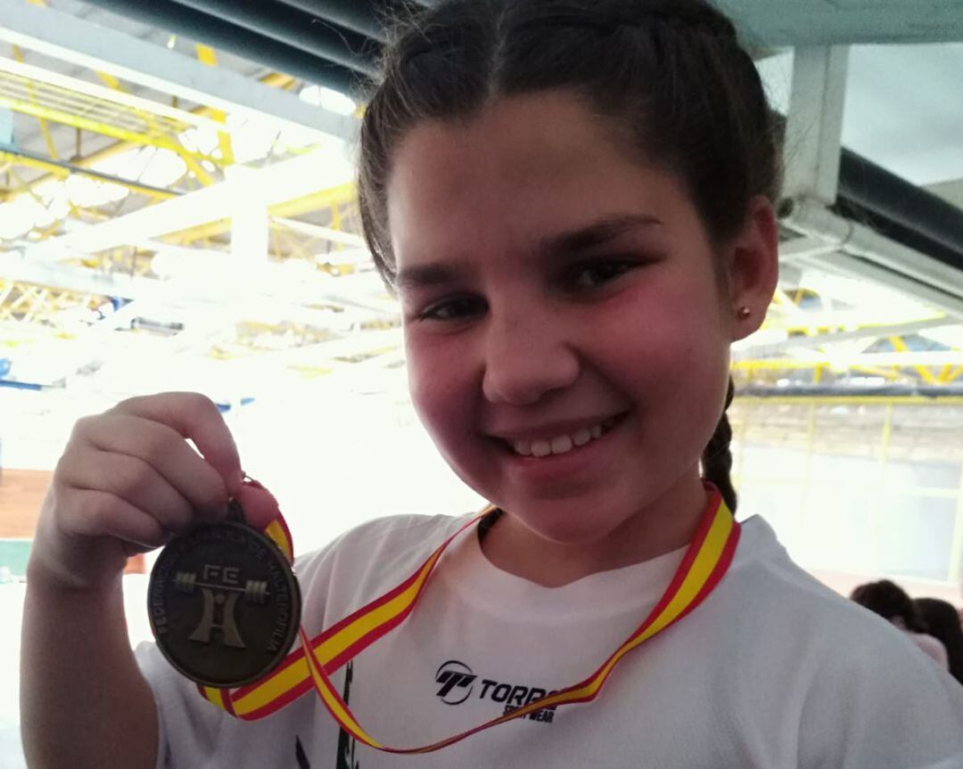 Mónica, feliz con su medalla