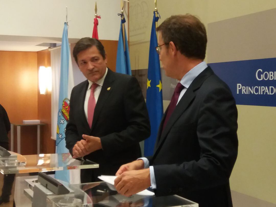 El presidente del Principado, Javier Fernández, y el presidente de la Xunta de Galicia, Alberto Núñez Feijóo, en su comparecencia tras su primera reunión tras el anuncio de cierre de Alcoa en Avilés y La Coruña.