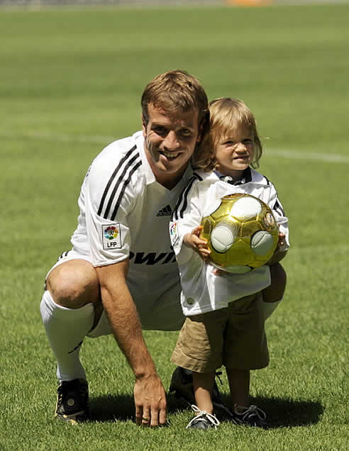 Rafael Van der Vaart junto a su hijo en su presentación como jugador del Real Madrid