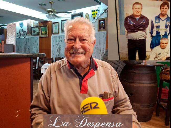 Juan Muñoz, en La Despensa, con la imagen suya al fondo como técnico blanquiazul