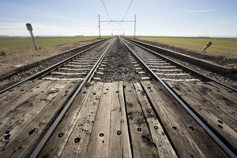 Tramo de la vía convencional Madrid-Hendaya a su paso por la provincia de Ávila