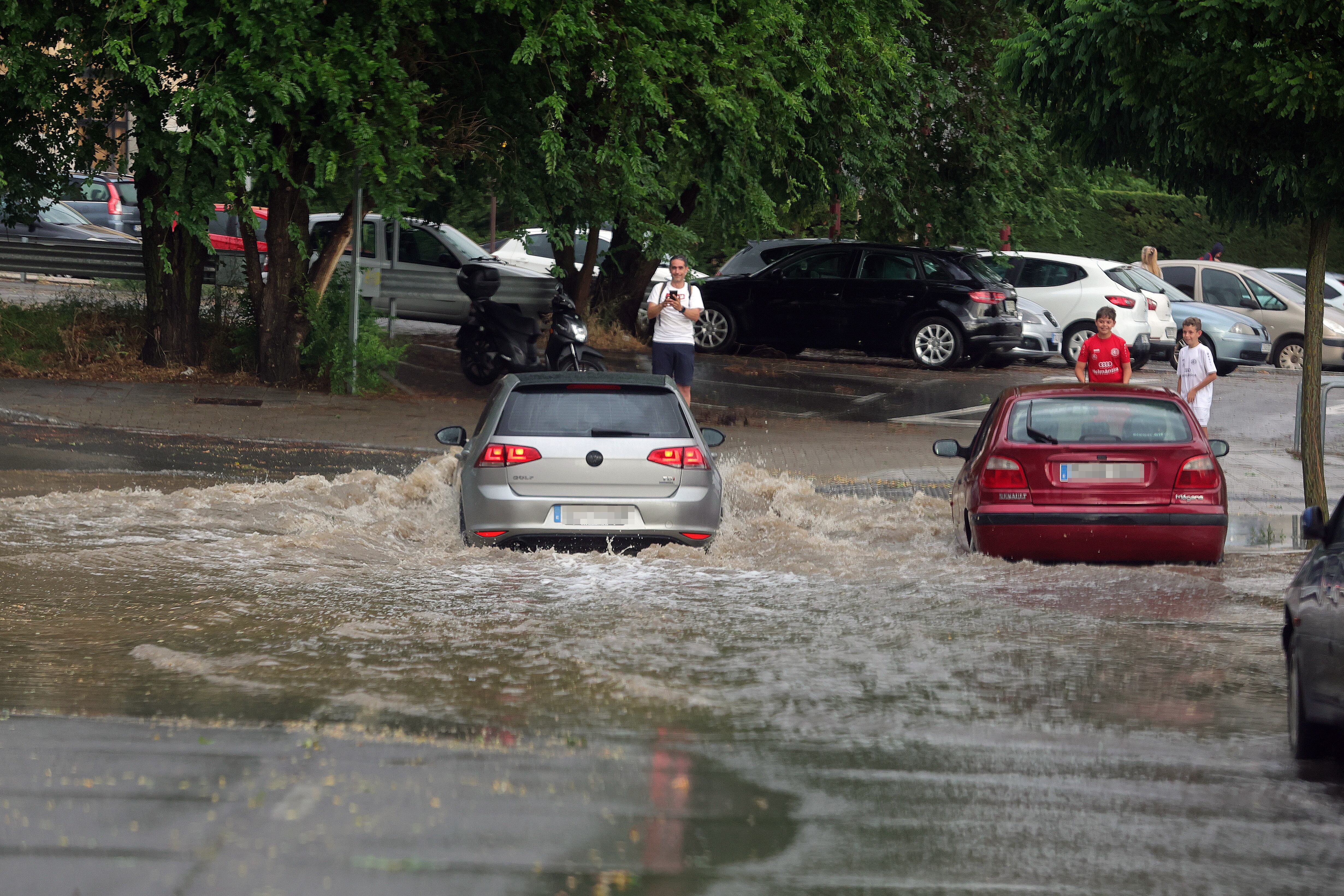 SALAMANCA, 16/06/2022.- Imagen de alguna de las calles de Salamanca tras las fuertes lluvias caídas hoy jueves en la capital salmantina. EFE/J.M.GARCÍA.
