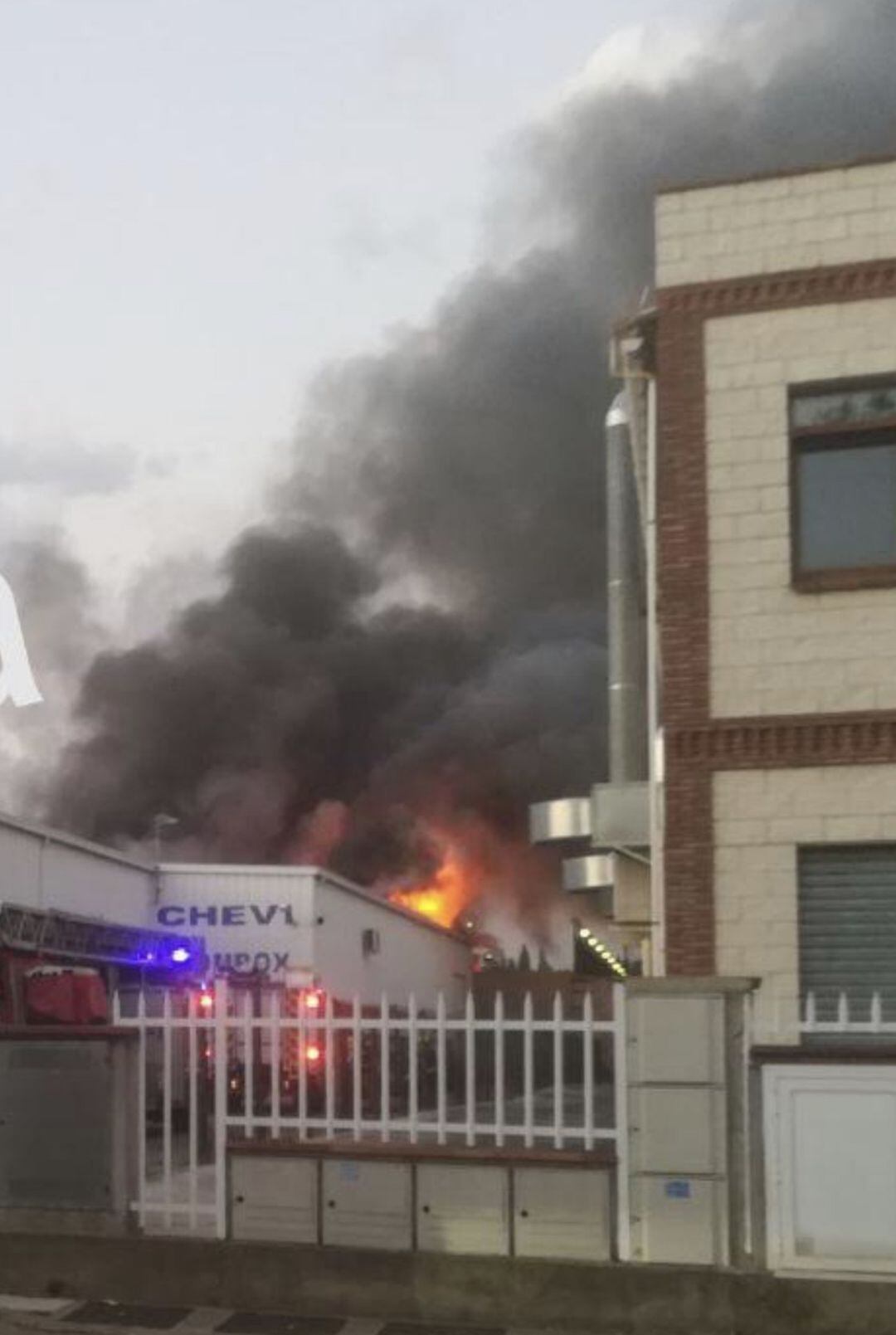 Espectacular incendio en un taller de Palencia