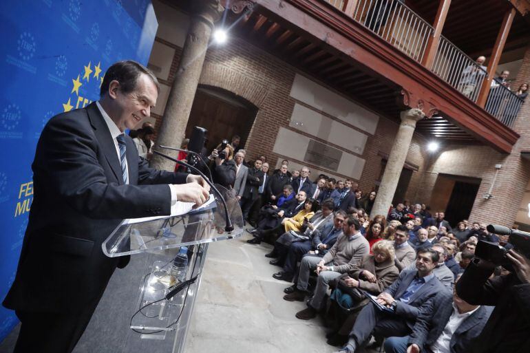 El presidente de la Federación Española de Municipios y Provincias (FEMP), Abel Caballero, se dirige a los 300 alcaldes españoles durante la reunión convocada por la Federación Española de Municipios y Provincias (FEMP) para exigir al Gobierno que los ent