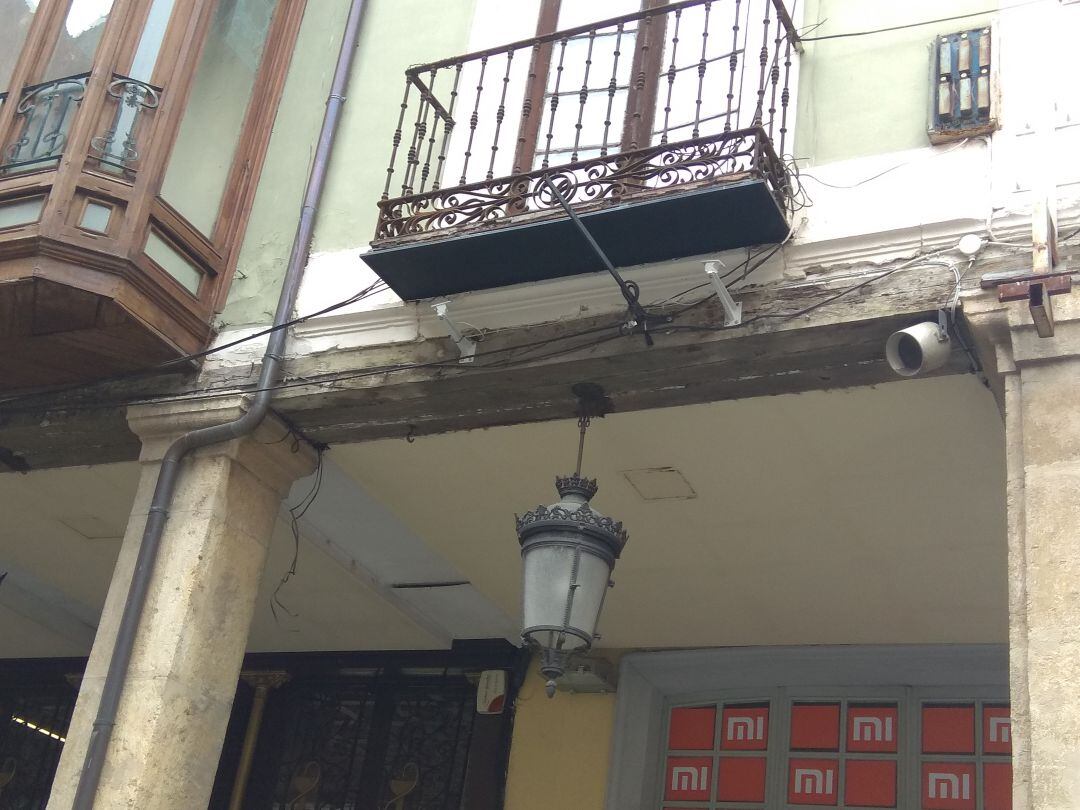 Soportes instalados para cámaras a la altura de los Cuatro Cantones de Palencia