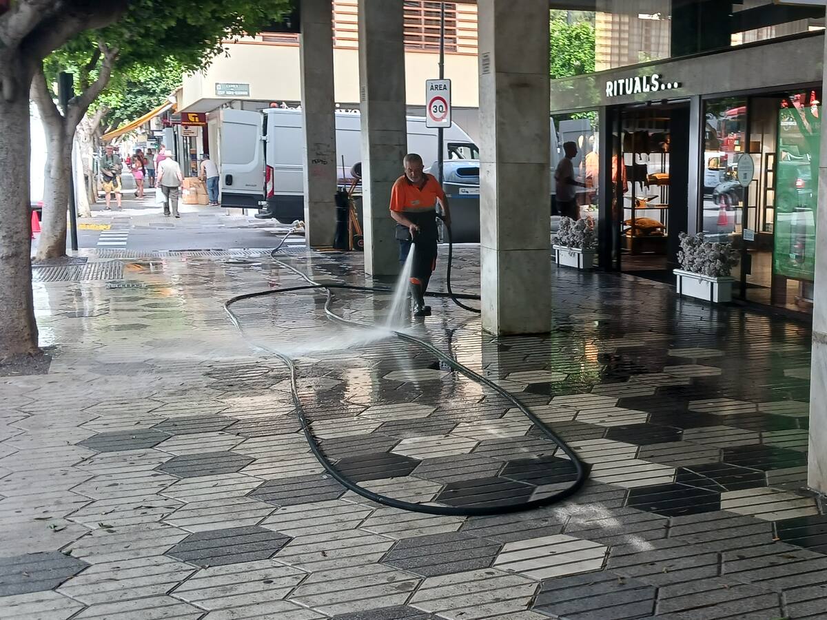 El Ayuntamiento de Ibiza incorpora esta semana nueva maquinaria para la limpieza de aceras