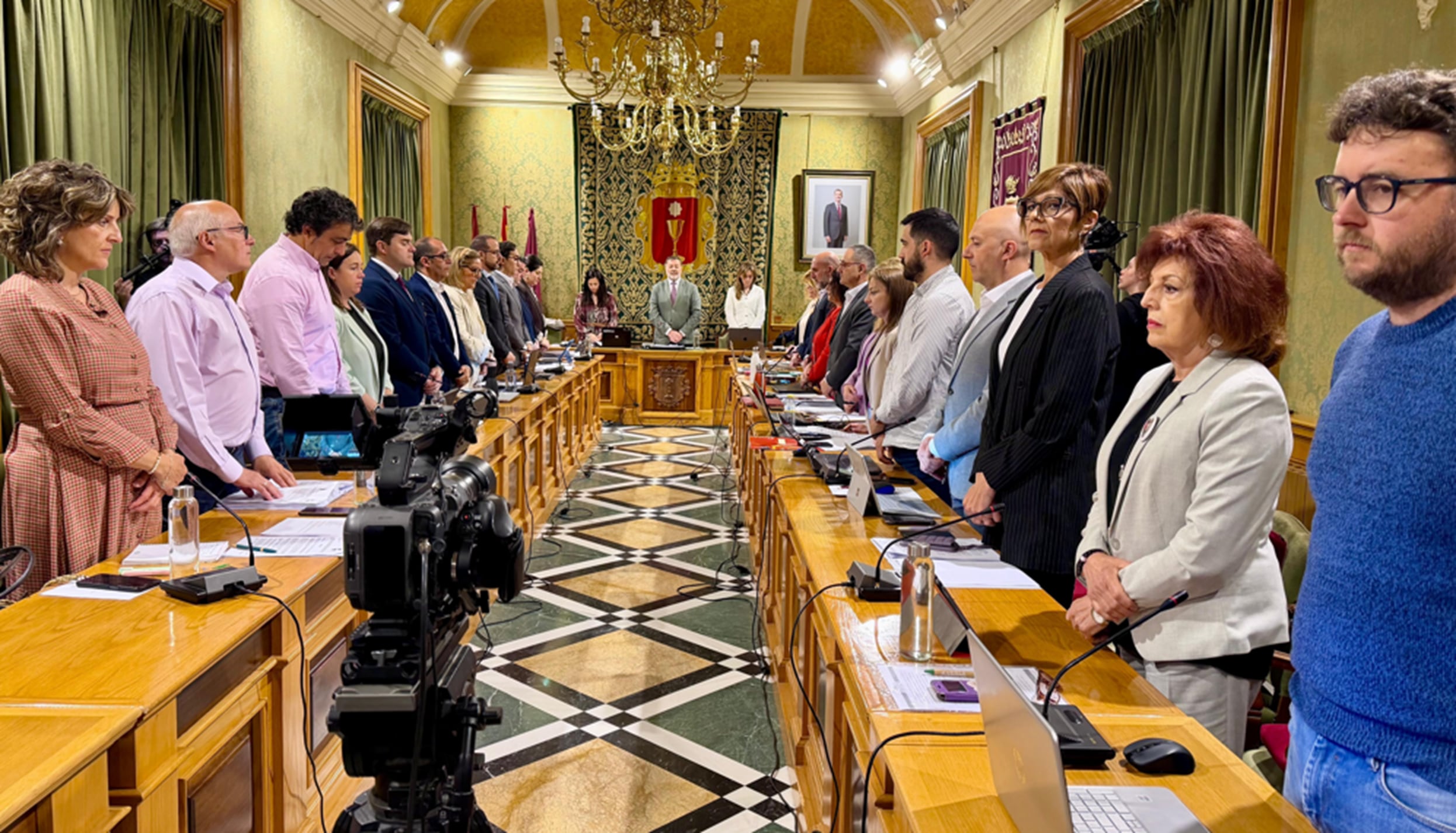 El pleno de Cuenca guarda un minuto de silencio al inicio de la sesión ordinaria de abril.