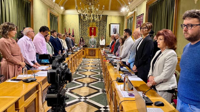 El pleno de Cuenca guarda un minuto de silencio al inicio de la sesión ordinaria de abril.