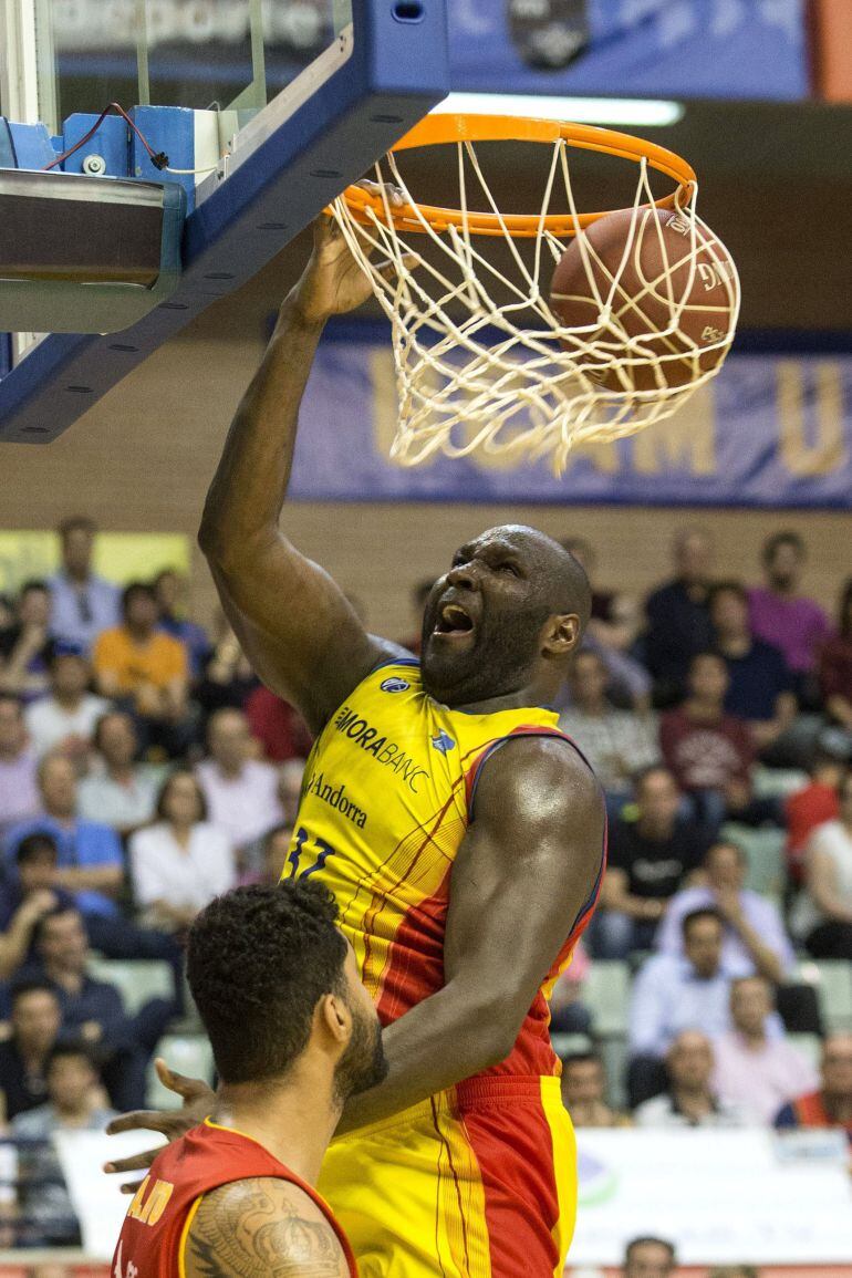 El pivot del Morabanc Andorra Nathan Jawai esmaixant. Va ser un dels destacats en la victòria d'ahir