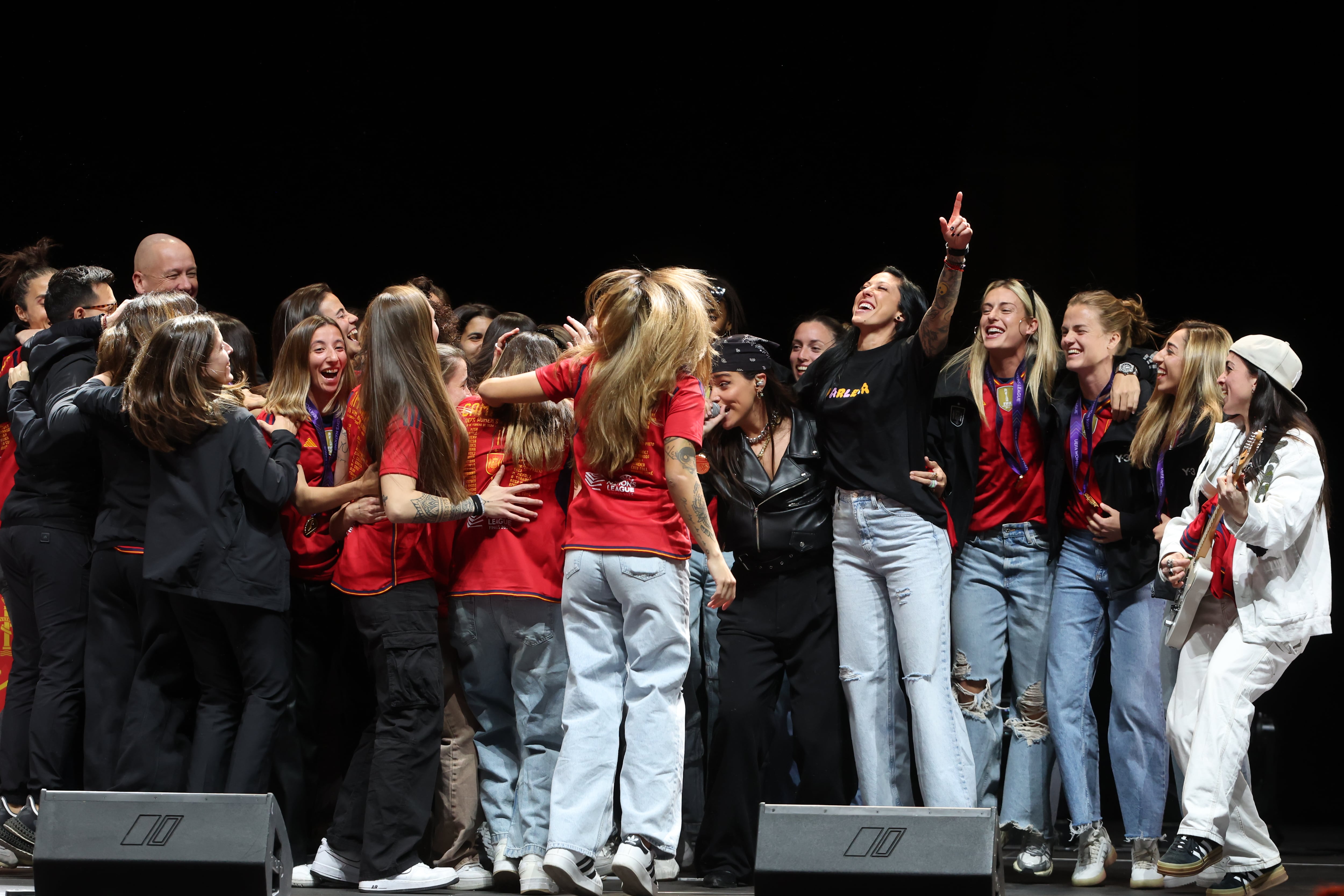 MADRID, 29/02/2024.- Jugadoras y cuerpo técnico de la selección española, junto al grupo &#039;Marlena&#039;, celebran el triunfo en la Liga de Naciones Femenina durante un acto celebrado en el Palacio Vistalegre en Madrid. EFE/Kiko Huesca