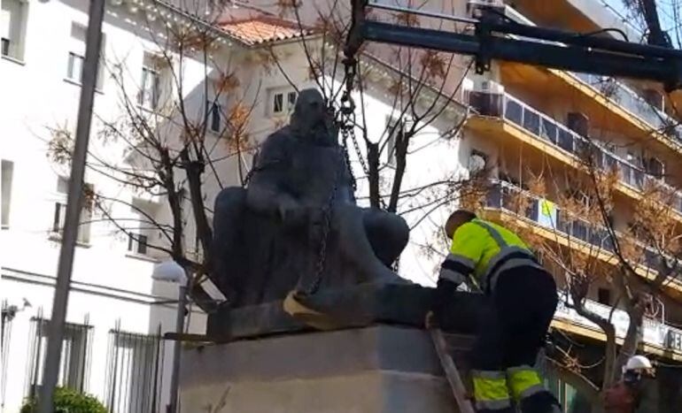 La estatua de Miguel de Cervantes ha sido colocada este viernes en la Plaza que lleva su nombre en la capital