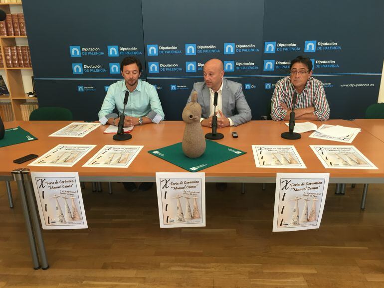 De izquierda a derecha; Antonio Gero, concejal de Cultura de Paredes de Nava; Luis Calderón, vicepresidente de la Diputación provincial y Luciano Ceinos, coordinador de la Feria de Cerámica de Paredes de Nava