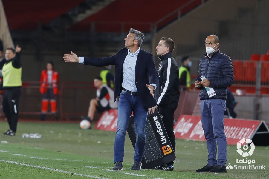 El entrenador del Sporting, José Luis Martí, da indicaciones durante el partido de Almería.