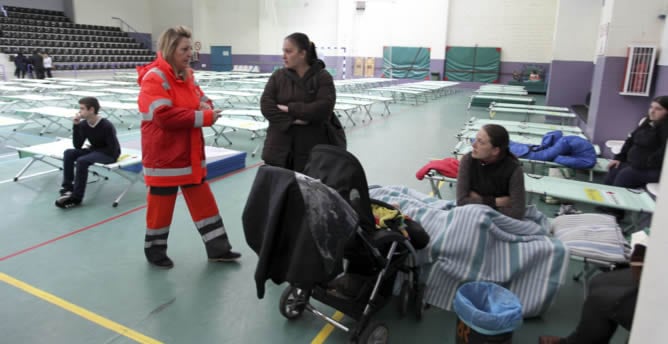 Algunos de los vecinos de la pedanía de Barbaño, evacuados ante el riesgo de inundaciones por la crecida del Guadiana, permanecen en el polideportivo municipal de Montijo que ha acogido durante la noche a 83 vecinos, atendidos por personal de Cruz Roja.