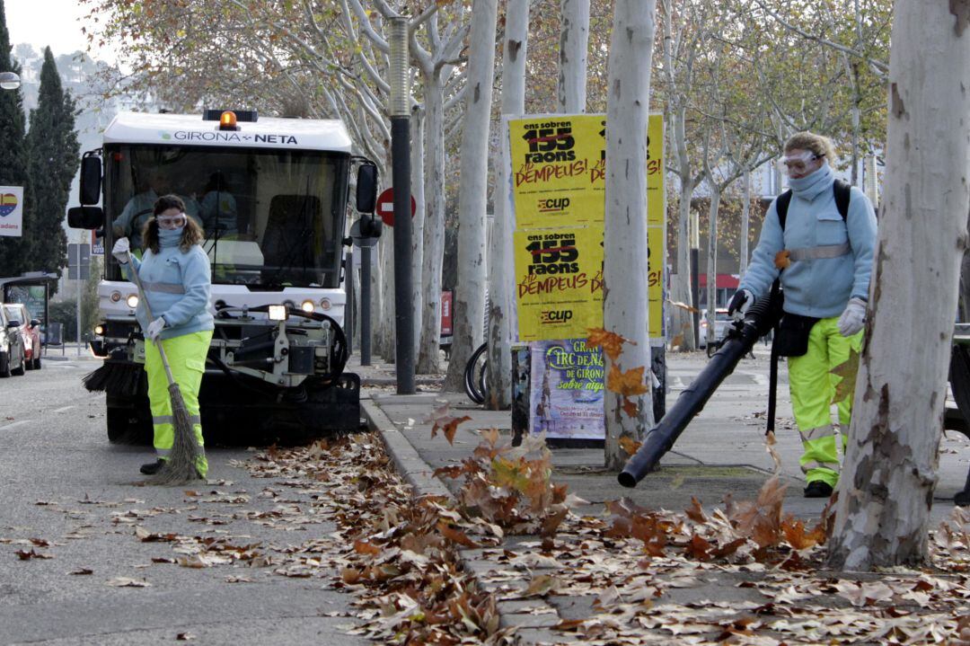 Operaris de 'Girona + Neta' netejant els carrers de la ciutat