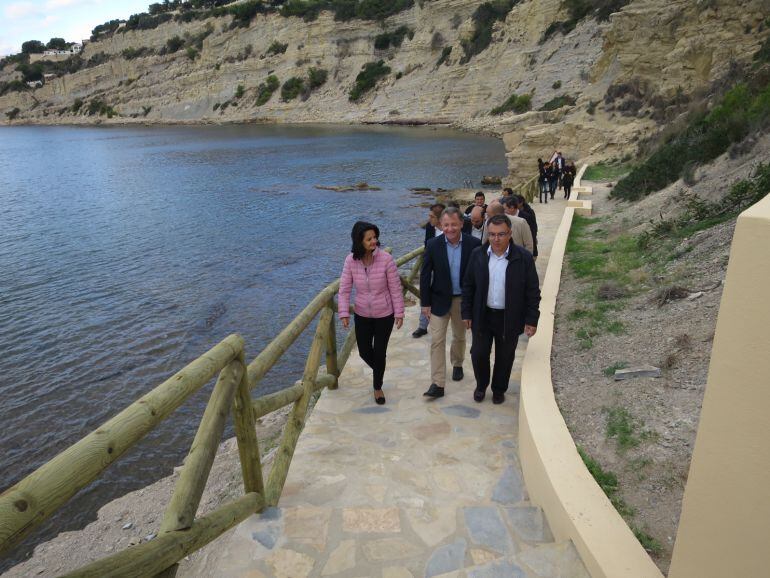 La Jefa de Demarcación de Costas, Rosa de los Ríos, y el Delegado de Gobierno, Juan Carlos Moragues, visitan la Cala Cap Blanc.