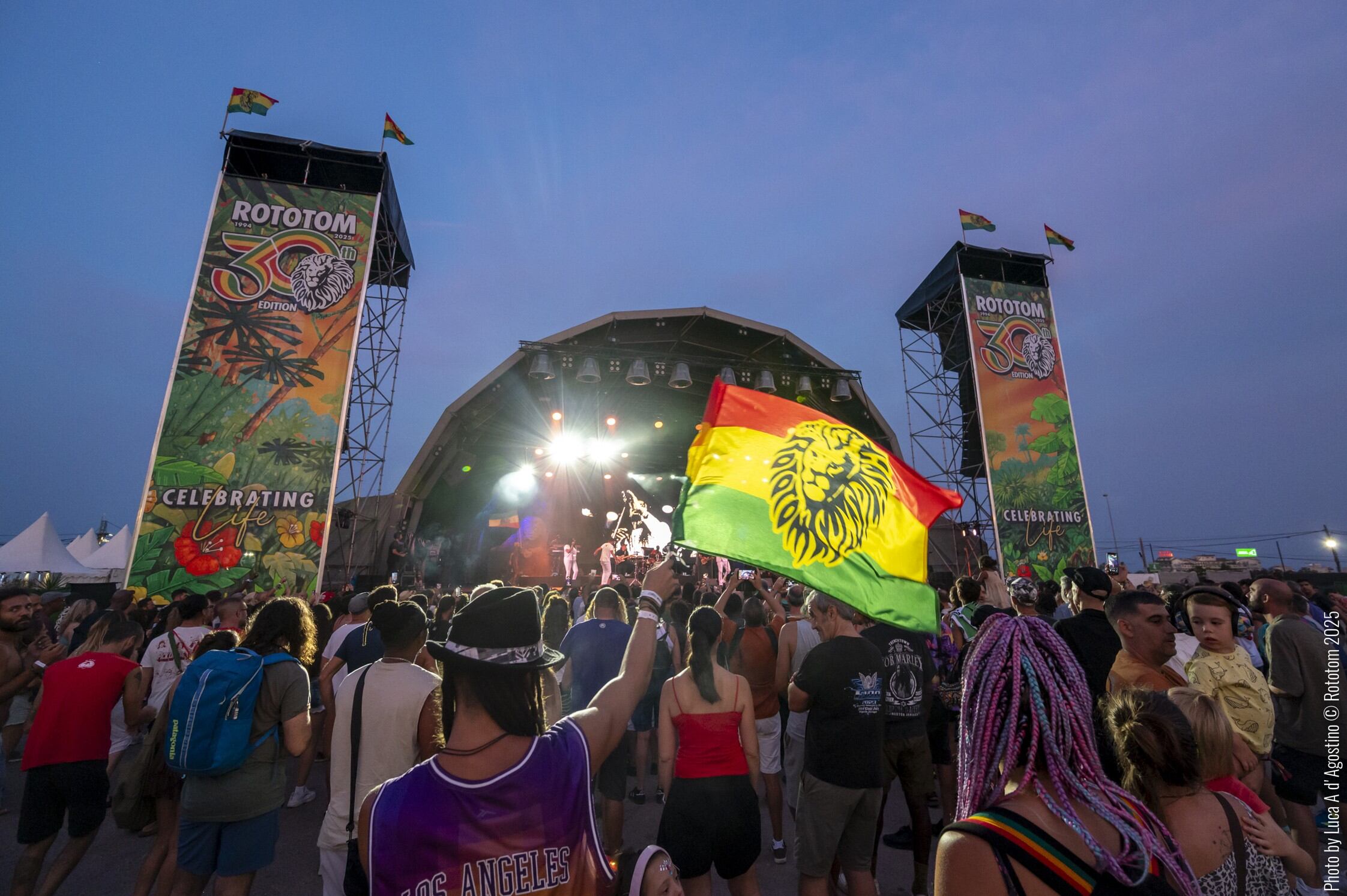 Público del Rototom Sunsplash acude a uno de los conciertos del festival.
