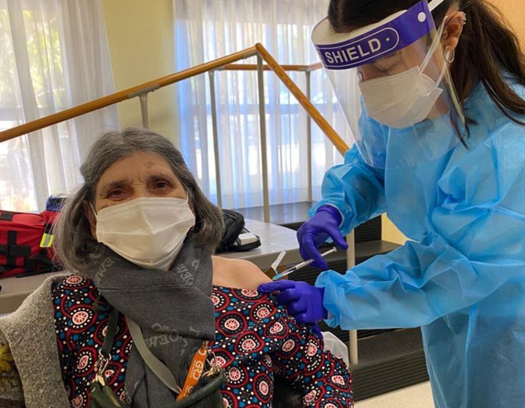 Francisca Gallego recibiendo la vacuna en la Residencia de Almassora