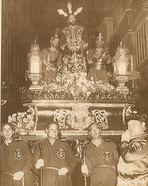 El Señor de la Humillación sobre su antiguo paso en los años 60 del pasado siglo. Foto Cádiz Cofrade