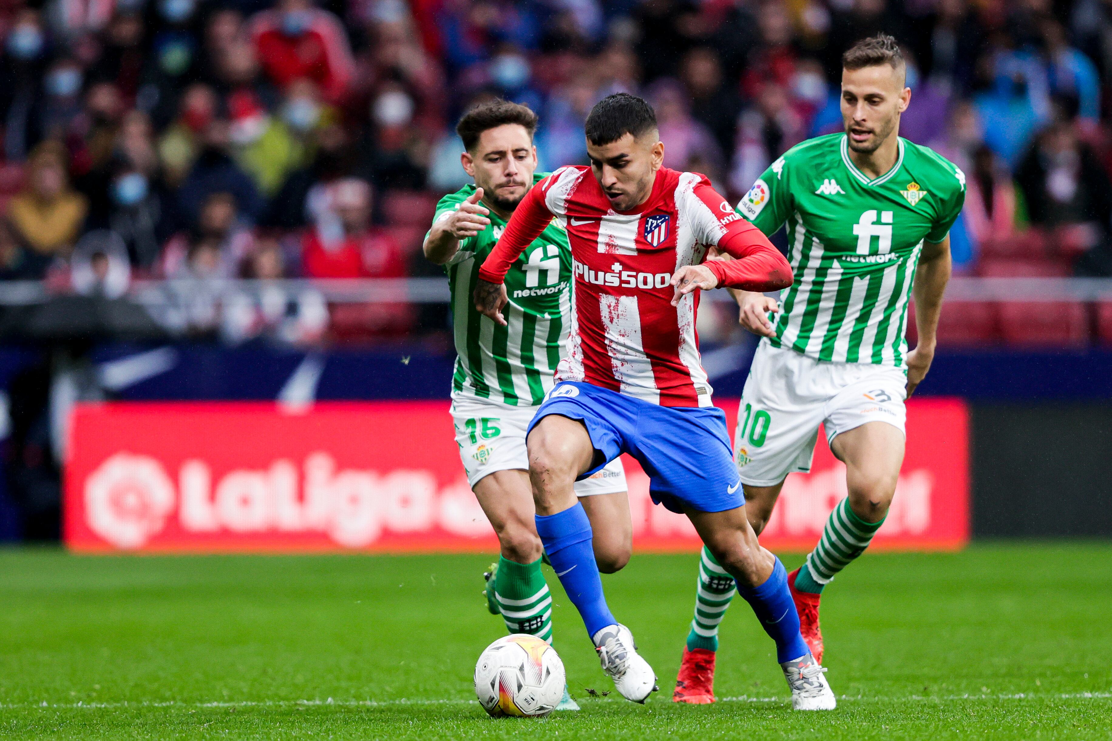 Alex Moreno, Angel Correa y Sergio Canales disputan un balón