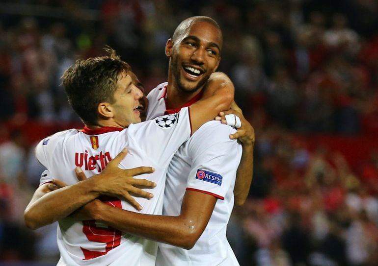 Steven N&#039;Zonzi celebra el gol con Vietto en Zagreb.