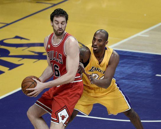 PBX02. LOS ÁNGELES (CA, EE.UU.), 28/01/2016.- Kobe Bryant (d) de Los Ángeles Lakers disputa el balón con el español Pau Gasol (i) de Chicago Bulls hoy, jueves 28 de enero de 2016, durante un juego de la NBA realizado en Los Ángeles (Ca, EE.UU.). EFE/PAUL 