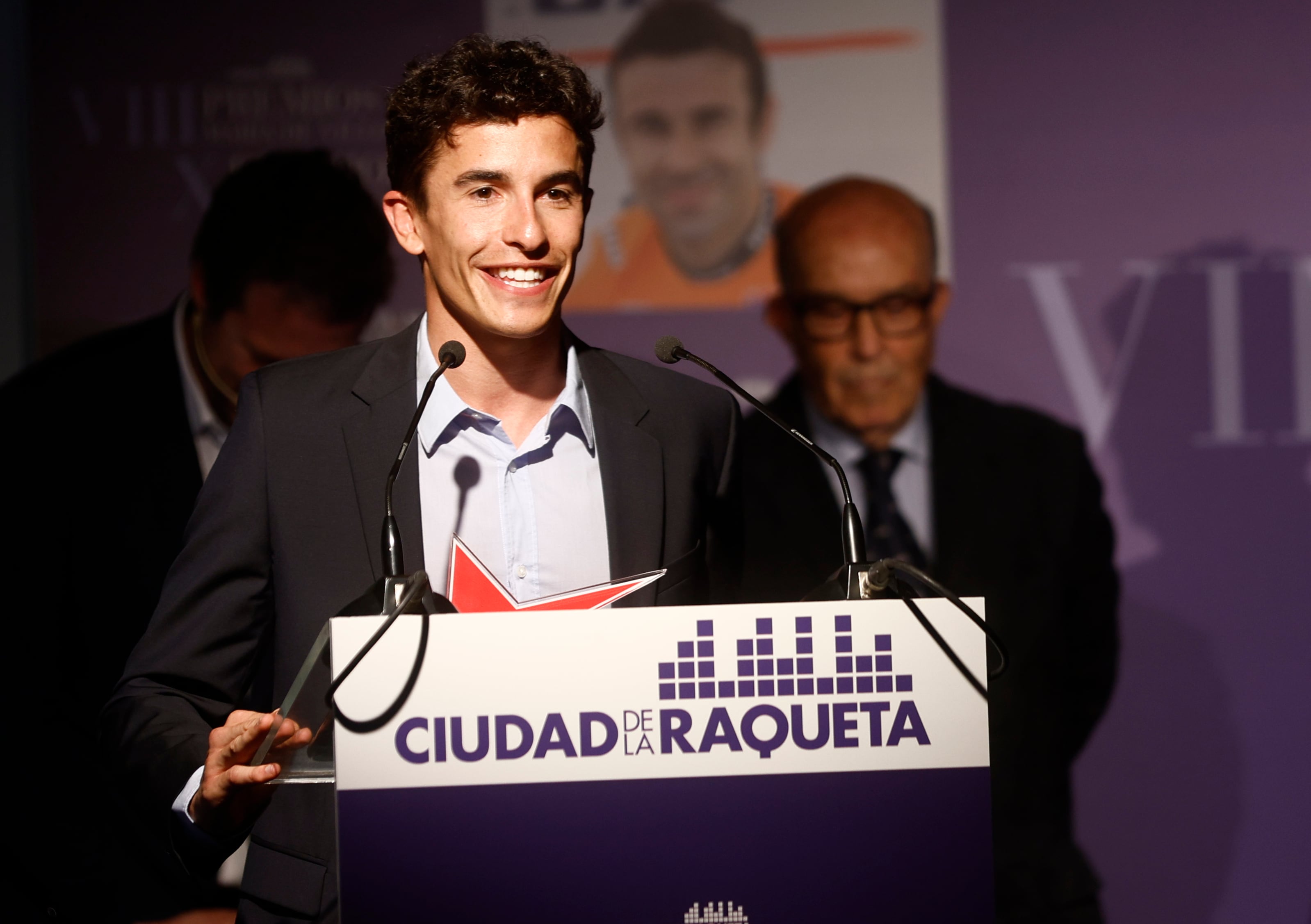 GRAF066. MADRID, 09/05/2022.- El piloto y seis veces campeón de Moto GP, Marc Márquez, recibe el premio en la categoría "Hazaña deportiva", durante los VIII Premios María de Villota y X Premios Ciudad de la Raqueta correspondientes a 2021, este lunes en Madrid. EFE/ Rodrigo Jiménez