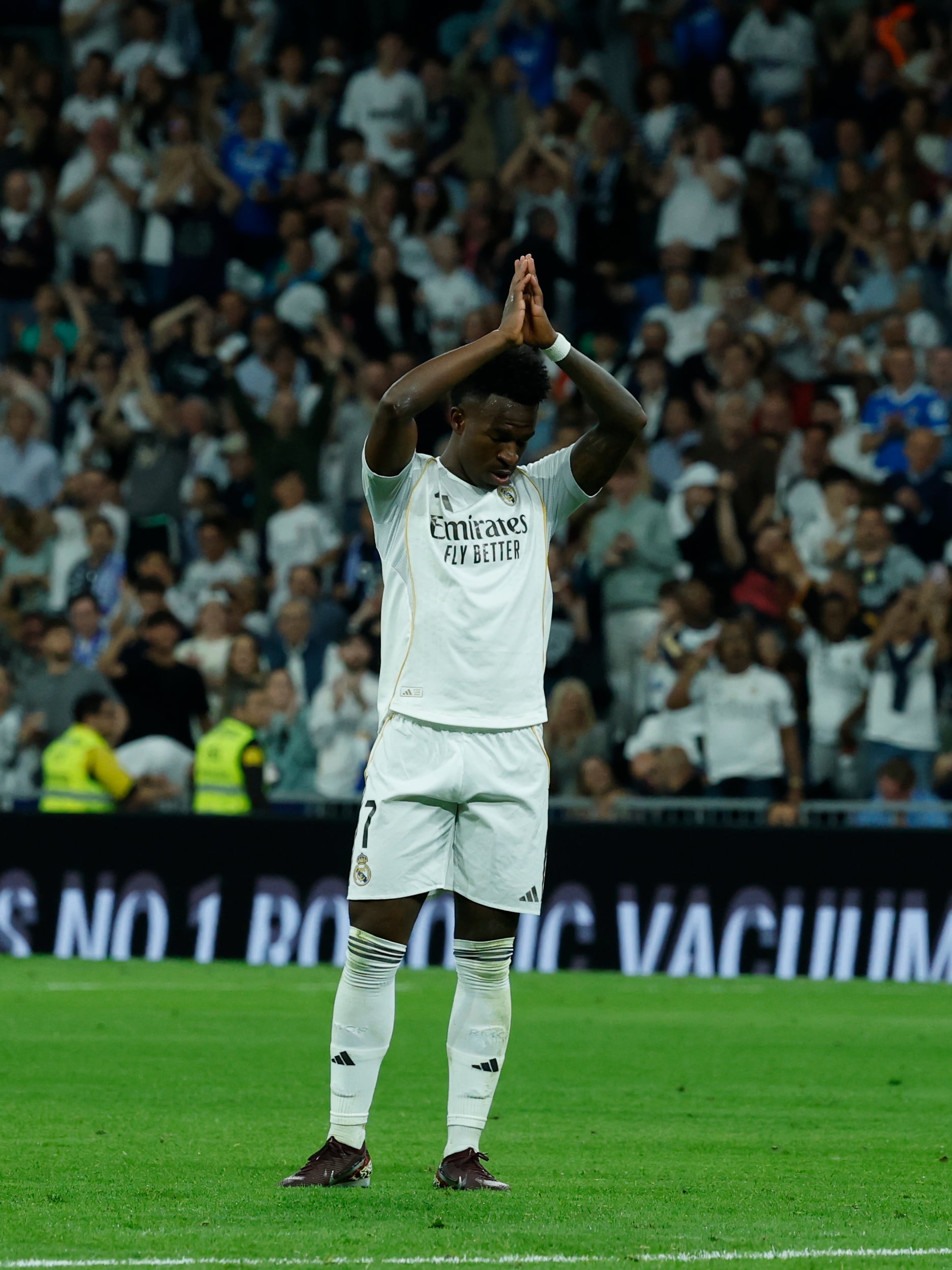 Vinícius se disculpa con la grada del Bernabéu tras marcar el 2-0.