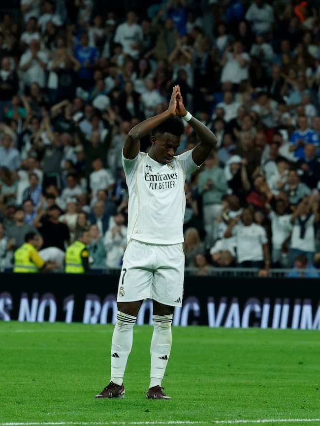 Vinícius se disculpa con la grada del Bernabéu tras marcar el 2-0.