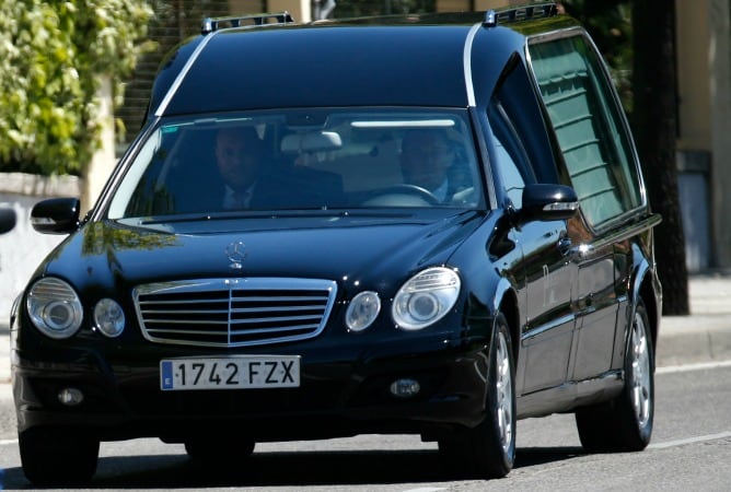 El coche fúnebre que transporta el ataúd del sacerdote español Miguel Pajares desde el Hospital Carlos III de Madrid.