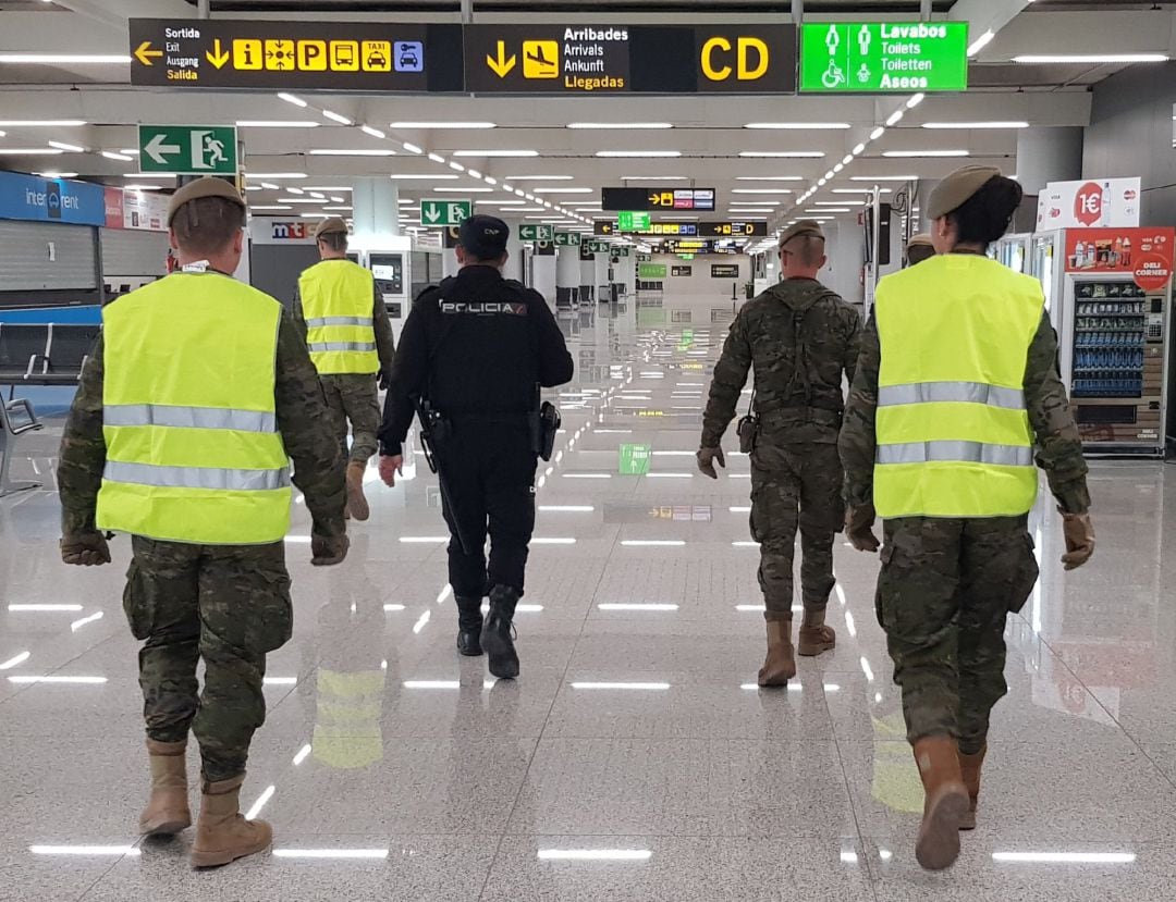 Agentes Policía Nacional y del Ejército en el Aeropuerto de Palma