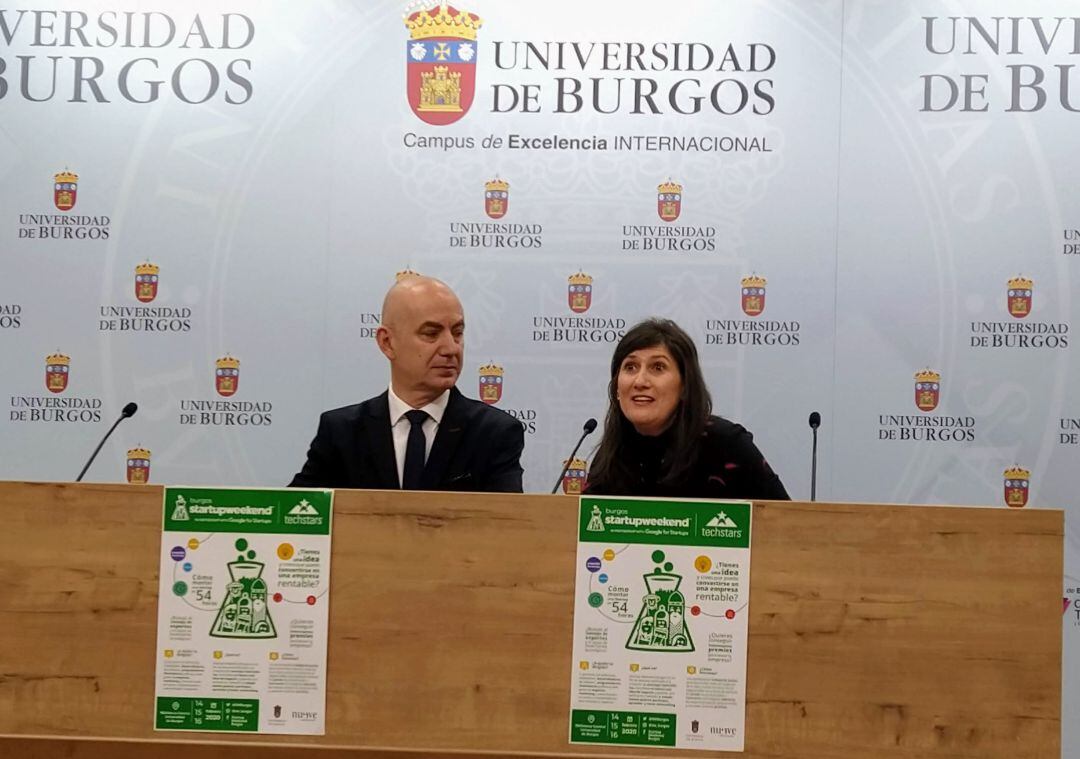 El vicerrector de Investigación José Miguel García Pérez y Miriam Erviti de Nueve Comunicación en la presentación del noveno Startup Weekend