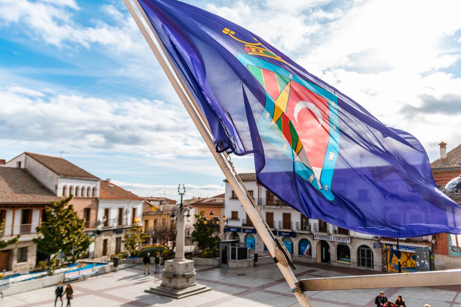 Bandera del municipio frente a la Plaza del Pueblo de Colmenar Viejo