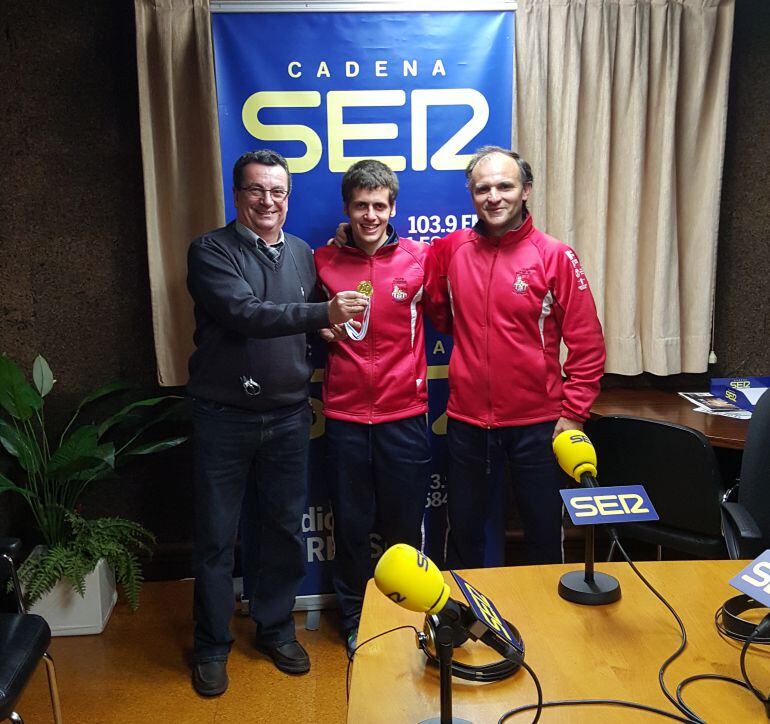 Alejandro atleta del Ourense, con su entrenador Alfredo, con la medalla de oro del Campeonato Gallego de Cross