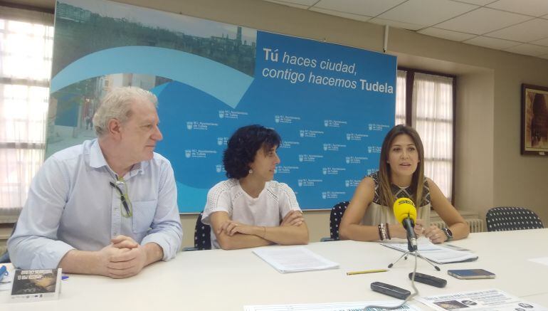 El concejal de turismo, Javier Gómez, la edil de Empleo, Marisa Marqués, y Edurne Labiano, de la Asociación Posthac, entidad social por el empleo