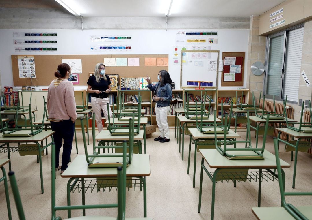 Un grupo de profesoras ultiman los preparativos con los protocolos establecidos por el COVID-19, en un aula del CP Hilarión Eslava en la localidad de Burlada