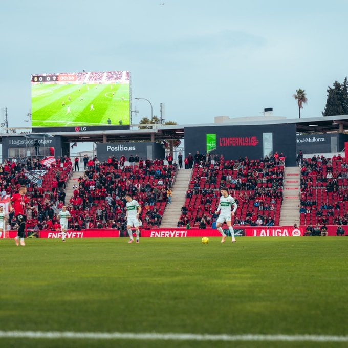 Un momento del Mallorca-Elche que se disputó en Son Moix con 16.199 espectadores