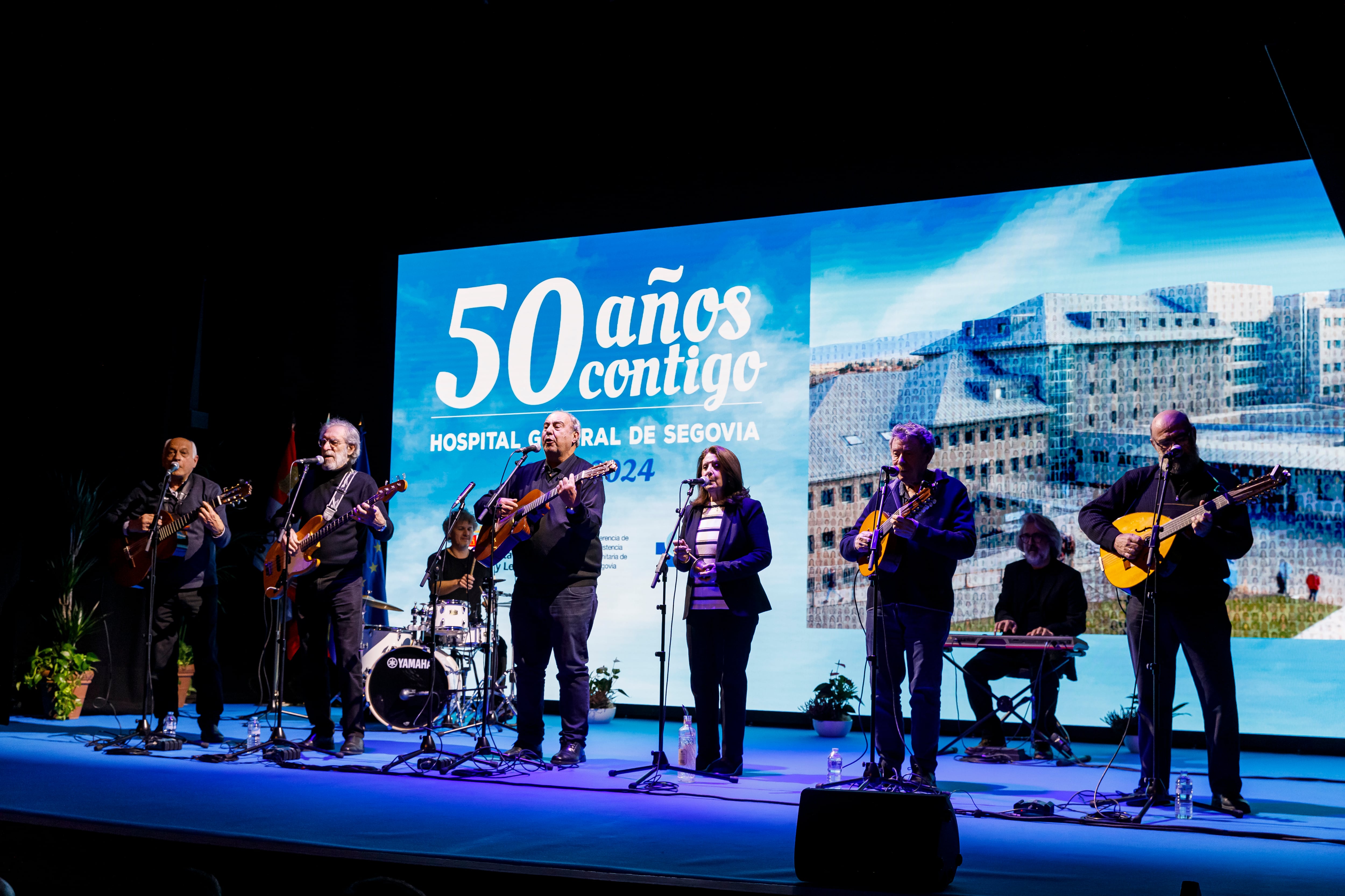 El grupo Nuevo Mester de Juglaría, durante la clausura el acto conmemorativo del 50 aniversario del Hospital General de Segovia
