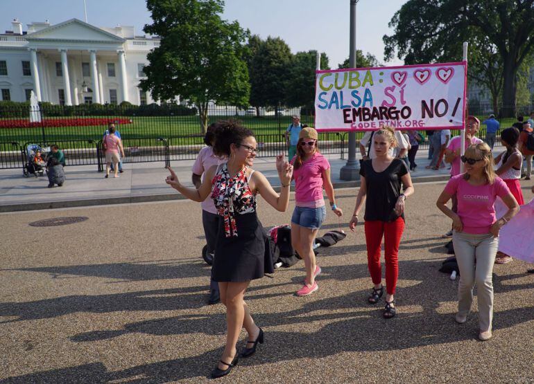 Activistas cubanos dan clases de salsa frente a la Casa Blanca para promover la normalización de las relaciones entre Cuba